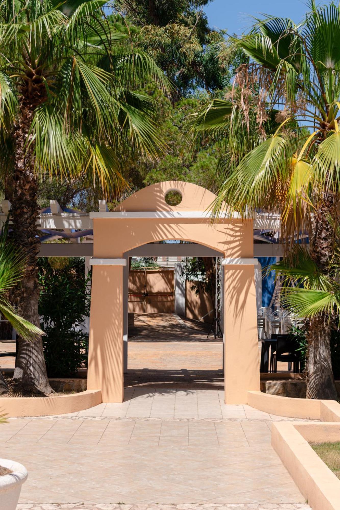 ホテル Amareclub Rocca Dorada サンタ・マルゲリータ・ディ・プーラ エクステリア 写真
