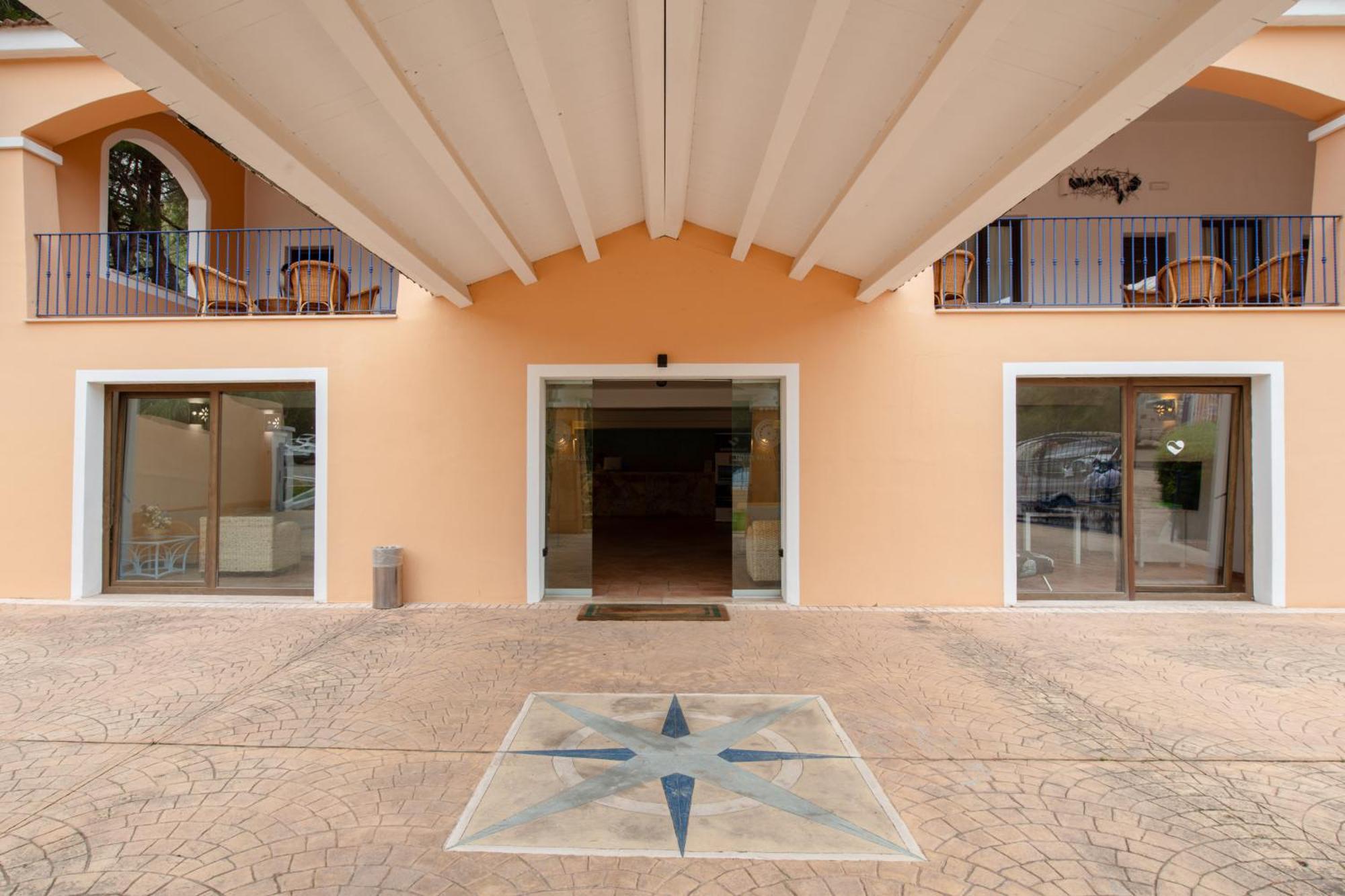 ホテル Amareclub Rocca Dorada サンタ・マルゲリータ・ディ・プーラ エクステリア 写真